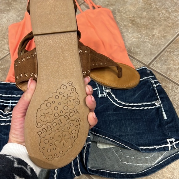 Brand new sandals with beautiful detail - Picture 3 of 4